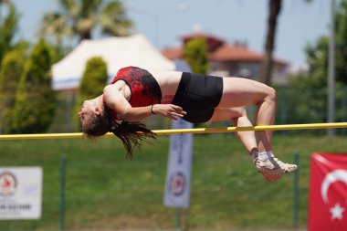 DENIZLI, TURKIYE - 16 Temmuz 2022: Balkan Atletizm Şampiyonası sırasında Denizli Albayrak Atletizm Pisti 'nde tanımlanamayan yüksek atlama sporcusu