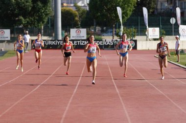DENIZLI, TURKIYE - 16 Temmuz 2022: Balkan Atletizm Şampiyonası sırasında Denizli Albayrak Atletizm Pisti 'nde 400 metre koşan sporcular