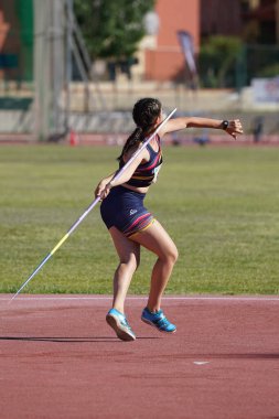 DENIZLI, TURKIYE - 16 Temmuz 2022: Balkan Atletizm Şampiyonası sırasında Denizli Albayrak Atletizm Pisti 'nde tanımlanamayan atlet cirit atma