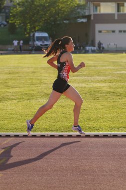 DENIZLI, TURKIYE - 16 Temmuz 2022: Balkan Atletizm Şampiyonası sırasında Denizli Albayrak Atletizm Pisti 'nde koşan tanımlanamayan sporcu