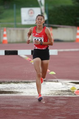 DENIZLI, TURKIYE - 16 Temmuz 2022: Balkan Atletizm Şampiyonası sırasında Denizli Albayrak Atletizm Pisti 'nde 3000 metre engelli koşan tanımlanamayan sporcu