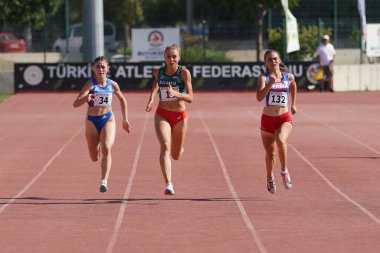 DENIZLI, TURKIYE - 17 Temmuz 2022: Balkan Atletizm Şampiyonası sırasında Denizli Albayrak Atletizm Pisti 'nde 200 metre koşan sporcular