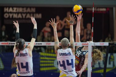 ISTANBUL, TURKIYE - 21 Ocak 2023: Eda Erdem Dundar ve Melissa Vargas, Burhan Felek Spor Salonu 'nda oynanan Fenerbahçe Opet vs Nilufer Belediyespor Türkiye Sultanlar Ligi karşılaşmasında eylem halindeler