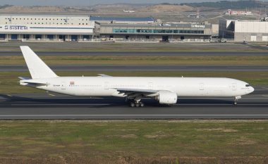 ISTANBUL, TURKIYE - 17 Eylül 2022: Alexandria Airlines Boeing 777-31H (29067) İstanbul Uluslararası Havaalanına iniş