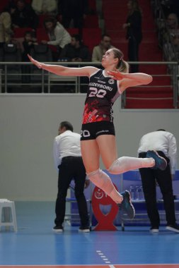 ISTANBUL, TURKIYE - 14 Ocak 2023: Hanna Klimets, Burhan Felek Spor Salonu 'nda oynanan Galatasaray HDI Sigorta-Kuzeyboru Türk Sultanlar Ligi karşılaşması öncesinde ısınıyor