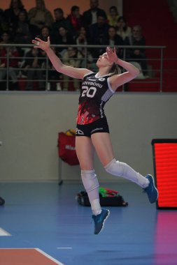 ISTANBUL, TURKIYE - 14 Ocak 2023: Hanna Klimets, Burhan Felek Spor Salonu 'nda oynanan Galatasaray HDI Sigorta-Kuzeyboru Türk Sultanlar Ligi karşılaşması öncesinde ısınıyor