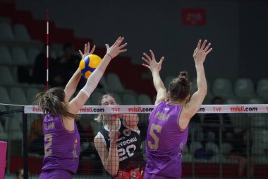 ISTANBUL, TURKIYE - 14 Ocak 2023: İlkin Aydın ve Mina Popoviç, Burhan Felek Spor Salonu 'nda oynanan Galatasaray HDI Sigorta-Kuzeyboru Türk Sultanlar Ligi karşılaşmasında eylem halindeler