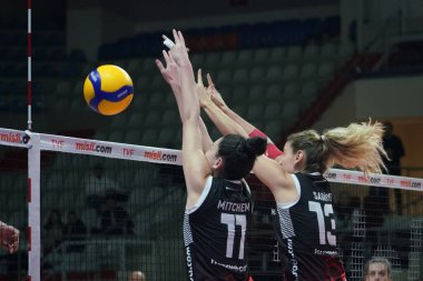 ISTANBUL, TURKIYE - 14 Ocak 2023: Annie Mitchem ve Sabriye Gonulkirmaz Dikmen, Burhan Felek Spor Salonu 'nda oynanan Galatasaray HDI Sigorta-Kuzeyboru Türk Sultanlar Ligi karşılaşmasında