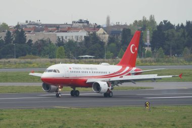 ISTANBUL, TURKIYE - 29 Nisan 2023: Türk Devlet Airbus A318-112 Elite (3751) İstanbul Atatürk Havalimanı 'na indi