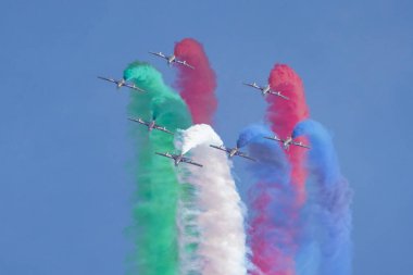 ISTANBUL, TURKIYE - 29 Nisan 2023: Fursan Al Emarat, Birleşik Arap Emirlikleri Hava Kuvvetleri Aerobatik Gösteri Ekibi Teknofest İstanbul sırasında İstanbul Atatürk Havalimanı 'nda sergilendi