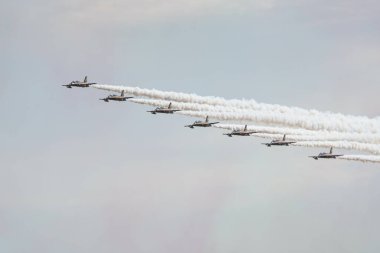 ISTANBUL, TURKIYE - 29 Nisan 2023: Fursan Al Emarat, Birleşik Arap Emirlikleri Hava Kuvvetleri Aerobatik Gösteri Ekibi Teknofest İstanbul sırasında İstanbul Atatürk Havalimanı 'nda sergilendi