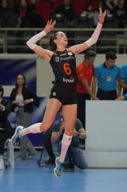 ISTANBUL, TURKIYE - 21 Ocak 2023: Saliha Şahin, Burhan Felek Spor Salonu 'nda Türk Hava Yollari' nin Eczacibasi Dynavit Türk Sultanlar Ligi maçına karşı açtığı karşılaşmadan önce ısınıyor