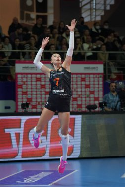 ISTANBUL, TURKIYE - 21 Ocak 2023: Hande Baladin, Burhan Felek Spor Salonu 'nda Türk Hava Yollari vs Eczacibasi Dynavit Türk Sultanlar Ligi karşılaşmasında görev yapıyor