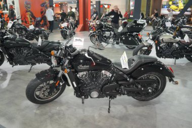 ISTANBUL, TURKIYE - 29 Nisan 2023: İstanbul Fuar Merkezi 'ndeki Motosiklet Fuarı' nda Hintli İzci motosikleti sergileniyor