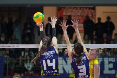 ISTANBUL, TURKIYE - 16 Mart 2023: Eda Erdem Dundar ve Macris Carneiro, Burhan Felek Spor Salonu 'nda oynanan Fenerbahçe Opet - Imoco Volley Conegliano CEV Şampiyonlar Ligi Volesi Voleybol maçı sırasında