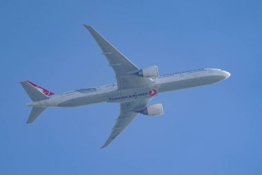 ISTANBUL, TURKIYE - MAYIS 01, 2023: Türk Havayolları Boeing 777-36NER (41819) İstanbul Uluslararası Havaalanına indi