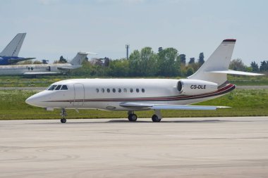 ISTANBUL, TURKIYE - MAYIS 01, 2023: NetJets Europe Dassault Falcon 2000EX (127) İstanbul Atatürk Havalimanı 'nda taksicilik