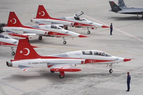 土耳其伊斯坦布尔 2023年4月29日 土耳其之星 土耳其空军特技飞行示范队在伊斯坦布尔阿塔图尔克机场举行的Teknofest伊斯坦布尔节 — 图库照片
