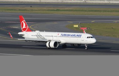 ISTANBUL, TURKIYE - 17 Eylül 2022: Türk Havayolları Airbus A321-271NX (9000) İstanbul Uluslararası Havaalanına indi