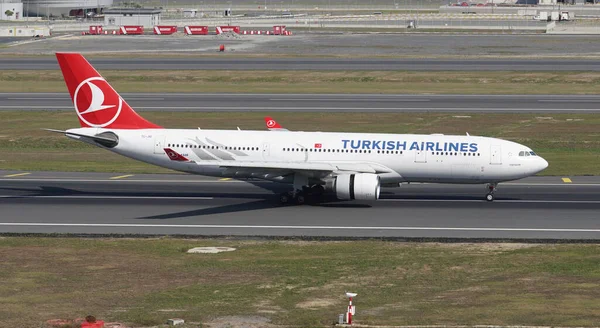 イスタンブール トルコの航空会社A330 223 869 イスタンブール国際空港に着陸 — ストック写真