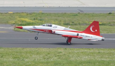 ISTANBUL, TURKIYE - 29 Nisan 2023: Türk Yıldızları ve Türk Hava Kuvvetleri akrobatik gösteri ekibi İstanbul Teknofest sırasında İstanbul Atatürk Havalimanı 'nda sergilendi