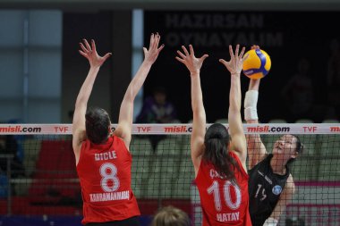 ISTANBUL, TURKIYE - 11 Mart 2023: Dicle Nur Babat ve Cagla Akin, Burhan Felek Spor Salonu 'nda Türk Hava Yolları' na karşı Sariyer Belediyespor Türk Sultanlar Ligi karşılaşmasında eylem halindeler