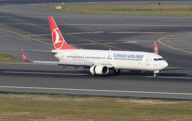 ISTANBUL, TURKIYE - 17 Eylül 2022: Türk Havayolları Boeing 737-9F2ER (40986) İstanbul Uluslararası Havaalanına indi