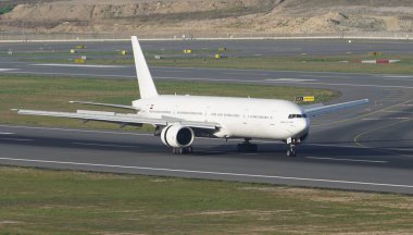 ISTANBUL, TURKIYE - 17 Eylül 2022: Alexandria Airlines Boeing 777-31H (29067) İstanbul Uluslararası Havaalanına iniş