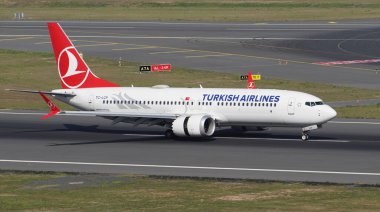 ISTANBUL, TURKIYE - 17 Eylül 2022: Türk Havayolları Boeing 737-8MAX (60058) İstanbul Uluslararası Havaalanına indi