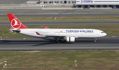 ISTANBUL, TURKIYE - 17 Eylül 2022: Türk Havayolları Airbus A330-223 (977) İstanbul Uluslararası Havaalanına indi