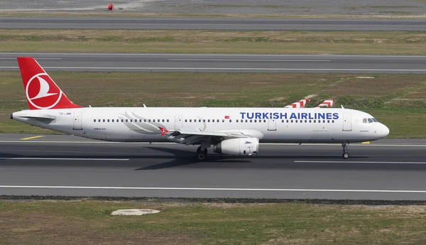 ISTANBUL, TURKIYE - 17 Eylül 2022: Türk Havayolları Airbus A321-231 (3738) İstanbul Uluslararası Havaalanına indi