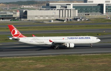 ISTANBUL, TURKIYE - Ekim 01, 2022: Türk Havayolları Airbus A330-302 (1499) İstanbul Uluslararası Havaalanına indi