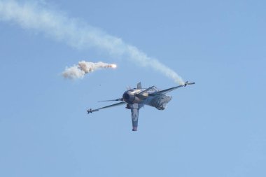 İSTANBUL, TÜRKİYE - 30 Nisan 2023: SOLOTURK, Türk Hava Kuvvetleri Generali Dinamik F-16C İstanbul Teknofest sırasında İstanbul Atatürk Havalimanı 'nda Falcon' da sergileniyor