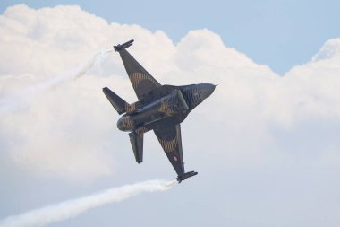 İSTANBUL, TURKIE - MAYIS 01, 2023: SOLOTURK, Türk Hava Kuvvetleri Generali Dinamik F-16C Savaş Şahini Teknofest İstanbul 'u sırasında İstanbul Atatürk Havalimanı' nda sergileniyor