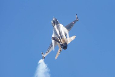 İSTANBUL, TURKIE - MAYIS 01, 2023: SOLOTURK, Türk Hava Kuvvetleri Generali Dinamik F-16C Savaş Şahini Teknofest İstanbul 'u sırasında İstanbul Atatürk Havalimanı' nda sergileniyor
