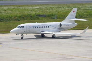 ISTANBUL, TURKIYE - MAYIS 01, 2023: İstanbul Atatürk Havalimanında taksicilik yapan Özel Dassault Falcon 2000S (723)