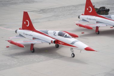 ISTANBUL, TURKIYE - 29 Nisan 2023: Türk Yıldızları ve Türk Hava Kuvvetleri akrobatik gösteri ekibi İstanbul Teknofest sırasında İstanbul Atatürk Havalimanı 'nda sergilendi