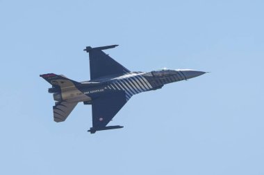 İSTANBUL, TÜRKİYE - 30 Nisan 2023: SOLOTURK, Türk Hava Kuvvetleri Generali Dinamik F-16C İstanbul Teknofest sırasında İstanbul Atatürk Havalimanı 'nda Falcon' da sergileniyor