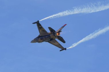 İSTANBUL, TÜRKİYE - 30 Nisan 2023: SOLOTURK, Türk Hava Kuvvetleri Generali Dinamik F-16C İstanbul Teknofest sırasında İstanbul Atatürk Havalimanı 'nda Falcon' da sergileniyor