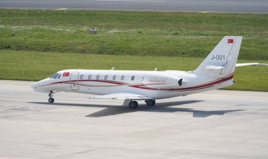 ISTANBUL, TURKIYE - MAYIS 01, 2023: Türk Jandarma Gücü Cessna 680 Citation Sovereign (680-0232) İstanbul Atatürk Havalimanı 'nda taksicilik yapıyor
