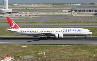 ISTANBUL, TURKIYE - Ekim 01, 2022: Türk Hava Yolları Boeing 777-3F2ER (44117) İstanbul Uluslararası Havaalanına indi