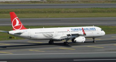 ISTANBUL, TURKIYE - Ekim 01, 2022: Türk Havayolları Airbus A321-231 (6508) İstanbul Uluslararası Havaalanına indi