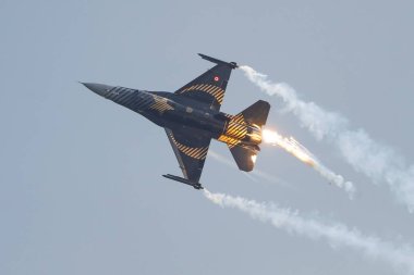 İSTANBUL, TURKIE - MAYIS 01, 2023: SOLOTURK, Türk Hava Kuvvetleri Generali Dinamik F-16C Savaş Şahini Teknofest İstanbul 'u sırasında İstanbul Atatürk Havalimanı' nda sergileniyor