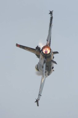 İSTANBUL, TURKIE - MAYIS 01, 2023: SOLOTURK, Türk Hava Kuvvetleri Generali Dinamik F-16C Savaş Şahini Teknofest İstanbul 'u sırasında İstanbul Atatürk Havalimanı' nda sergileniyor