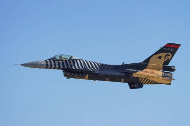 İSTANBUL, TÜRKİYE - 30 Nisan 2023: SOLOTURK, Türk Hava Kuvvetleri Generali Dinamik F-16C İstanbul Teknofest sırasında İstanbul Atatürk Havalimanı 'nda Falcon' da sergileniyor