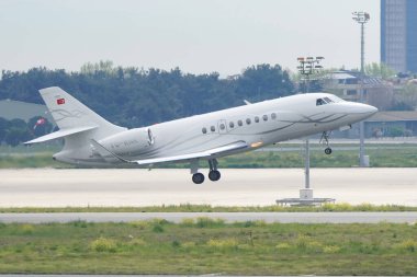 ISTANBUL, TURKIYE - MAYIS 01, 2023: İstanbul Atatürk Havalimanı 'ndan Özel Dassault Falcon 2000S (723) kalkışı