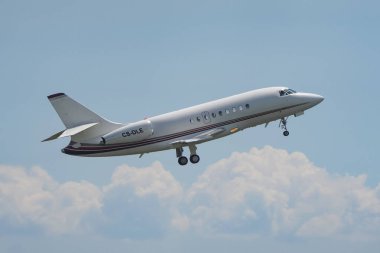 ISTANBUL, TURKIYE - MAYIS 01, 2023: NetJets Europe Dassault Falcon 2000EX (127) İstanbul Atatürk Havalimanı 'ndan kalkış