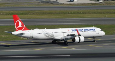 ISTANBUL, TURKIYE - Ekim 01, 2022: Türk Havayolları Airbus A321-271NX (8794) İstanbul Uluslararası Havaalanına indi