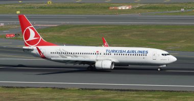 ISTANBUL, TURKIYE - Ekim 01, 2022: Türk Hava Yolları Boeing 737-8F2 (60027) İstanbul Uluslararası Havaalanına indi