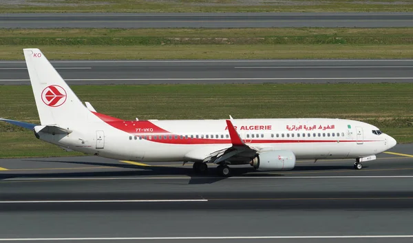 ISTANBUL, TURKIYE - Ekim 01, 2022: Air Cezayir Boeing 737-8D6 (60751) İstanbul Uluslararası Havaalanına indi